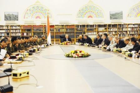 رئيس الجمهورية أثناء اجتماعه باللجنة العسكرية الخاصة بإعادة هيكلة الجيش أمس